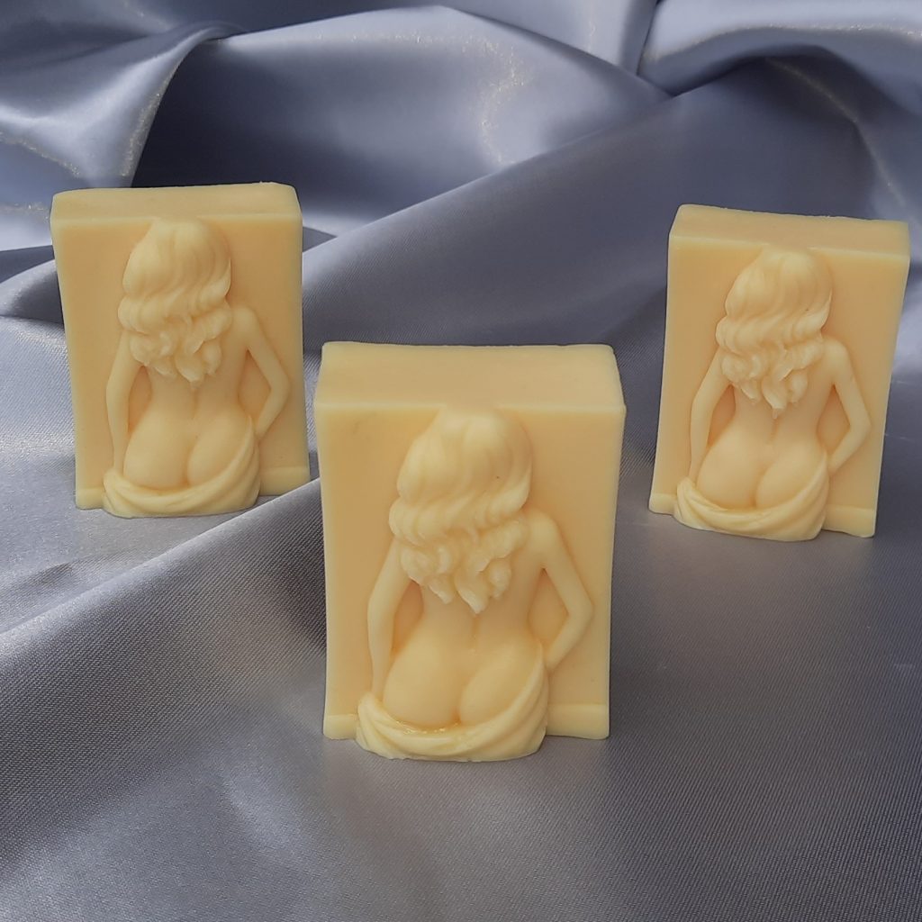 Seidenbaronin
Handgemachte Seife aus pflanzlichen Ölen mit Seidenkreatin in 3D-Form
